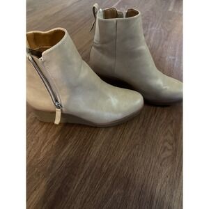 Jessica Carlyle Womens Beige Faux Leather Wedge Ankle Boots Size 10 Side Zip